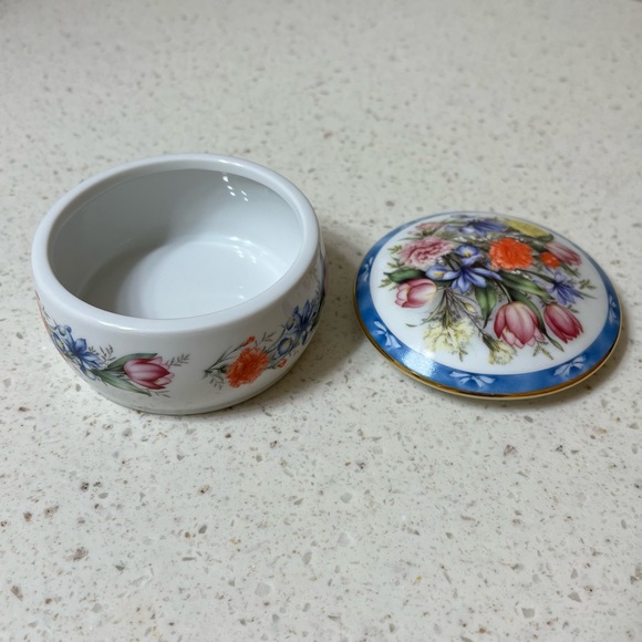 Beautiful, Danbury Mint porcelain music box. Excellent condition. - Picture 4 of 5